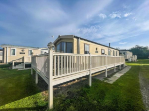 Caravan With Decking Within Walking Distance To Hunstanton Beach Ref 23054S